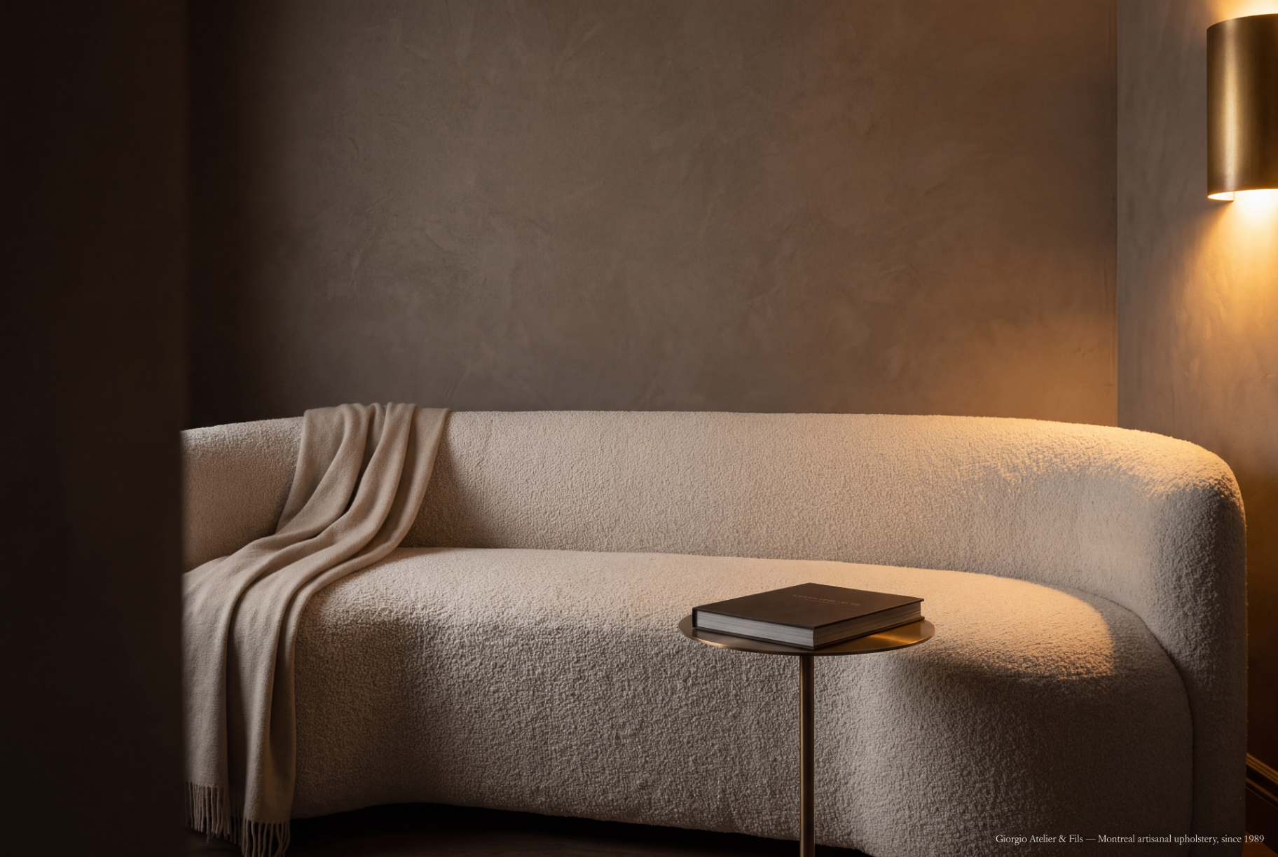 Canapé bouclé ivoire sur mesure dans un salon architectural baigné de lumière naturelle — Giorgio Atelier & Fils, Montréal